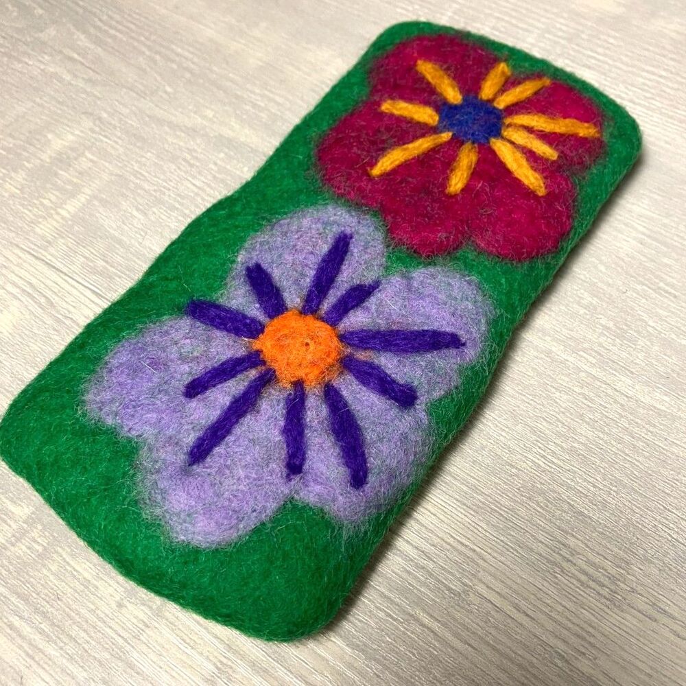 Wool glasses holder with flowers